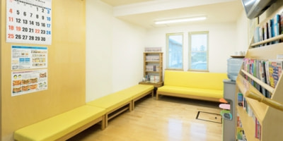 地場産家具の待合室