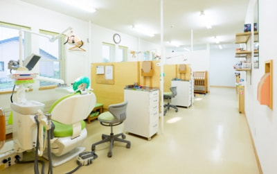 明るく清潔な診察室